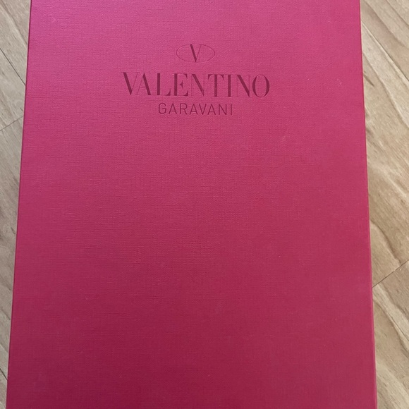 Valentino Rockstud Alcove 38, like new, expensive protection on the bottom. - Picture 10 of 12